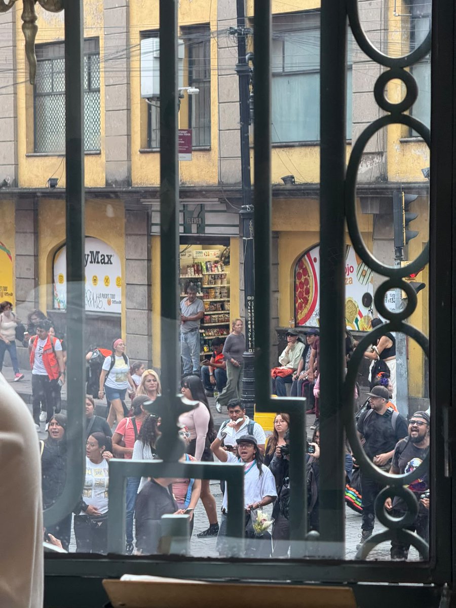 qtf's tweet photo. Más de 2 horas sin poder salir del Congreso de la CDMX.

Diputados, personal del congreso, reporteros y visitantes no han podido salir del recinto legislativo debido a una manifestación de la colectiva "Lleca, Escuchando la Calle" que lo mantiene bloqueado. https://t.co/bOwy4nAXv9