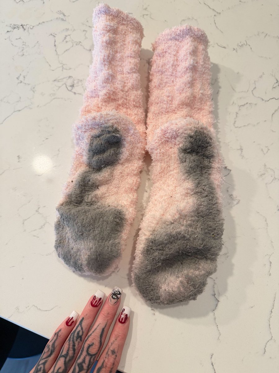 RavenTheBrat's tweet photo. my pink fuzzy socks got so filthy today omg 😅 https://t.co/3zIpmABuK7
