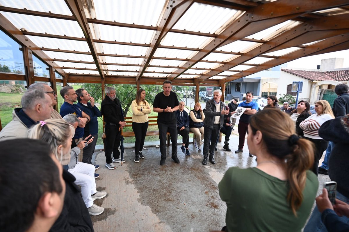 miguelsiciliano's tweet photo. ROTONDA EN LA CALLE IMPIRA

Nos reunimos con vecinos de la zona oeste para dialogar sobre la rotonda que vamos a construir sobre la calle Impira, una obra que empezará en las próximas semanas y que brindará solución a los problemas de tránsito en esta parte de la ciudad que ha crecido notablemente en los últimos años.

Seguimos trabajando cerca de la gente. Córdoba va para adelante.

#HacerParaCrecer #Córdoba