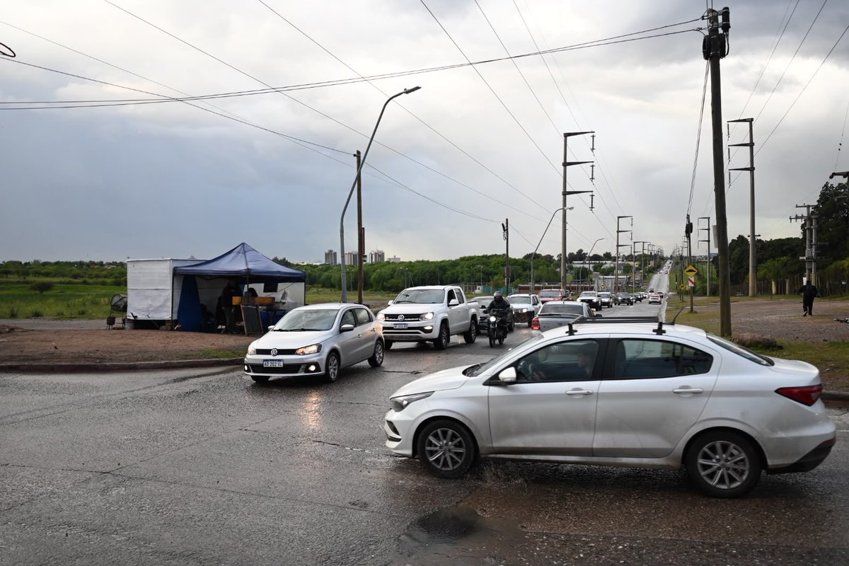miguelsiciliano's tweet photo. ROTONDA EN LA CALLE IMPIRA

Nos reunimos con vecinos de la zona oeste para dialogar sobre la rotonda que vamos a construir sobre la calle Impira, una obra que empezará en las próximas semanas y que brindará solución a los problemas de tránsito en esta parte de la ciudad que ha crecido notablemente en los últimos años.

Seguimos trabajando cerca de la gente. Córdoba va para adelante.

#HacerParaCrecer #Córdoba