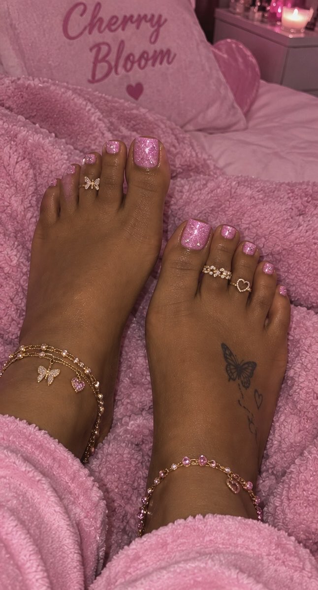 CumCherryBloom's tweet photo. Pretty toes, polished business, premium taste. 💅🏽💸
#PrettyToes #PinkPedicure #PremiumContent #feetfetısh  #feetworshi̇p #feetusa https://t.co/03gR7MffCd