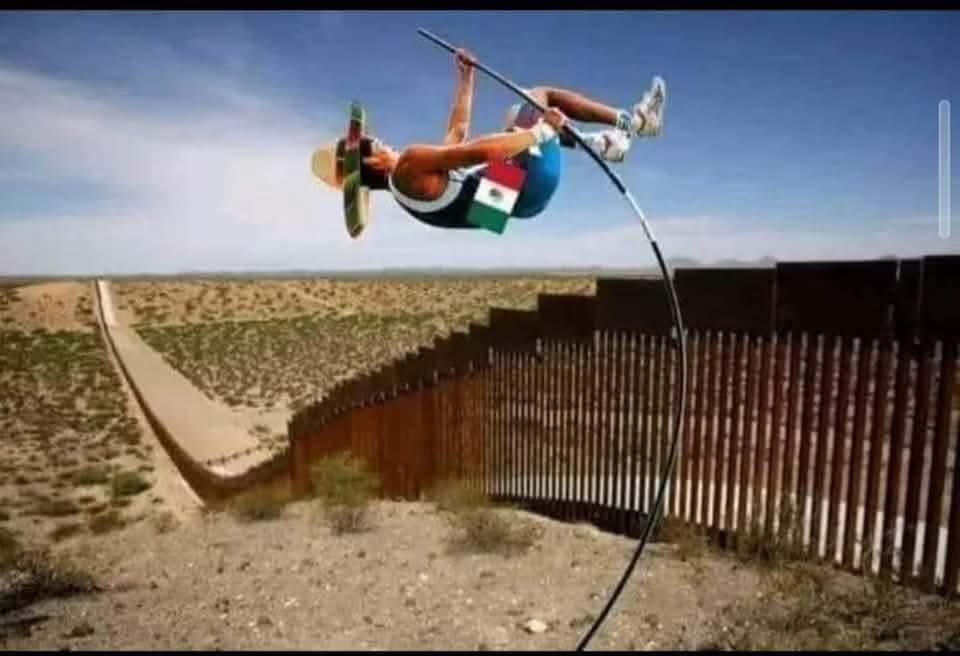 gustavolodg's tweet photo. @Raulrojo777 @Anghibelico @juanitokzzi @Raulrojo777 a saltar el muro, mexichango come ratas. https://t.co/JRCdl4uZbN