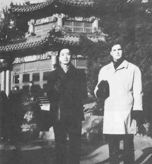 aydinarch9677's tweet photo. Shi Pei Pu était un chanteur d’opéra chinois, connu pour avoir été au cœur de l’une des affaires d’espionnage et d’usurpation d’identité les plus célèbres du XXe siècle. Pendant près de vingt ans, il a entretenu une relation avec Bernard Boursicot, un diplomate français, .. https://t.co/cG8iRpJ0Hb