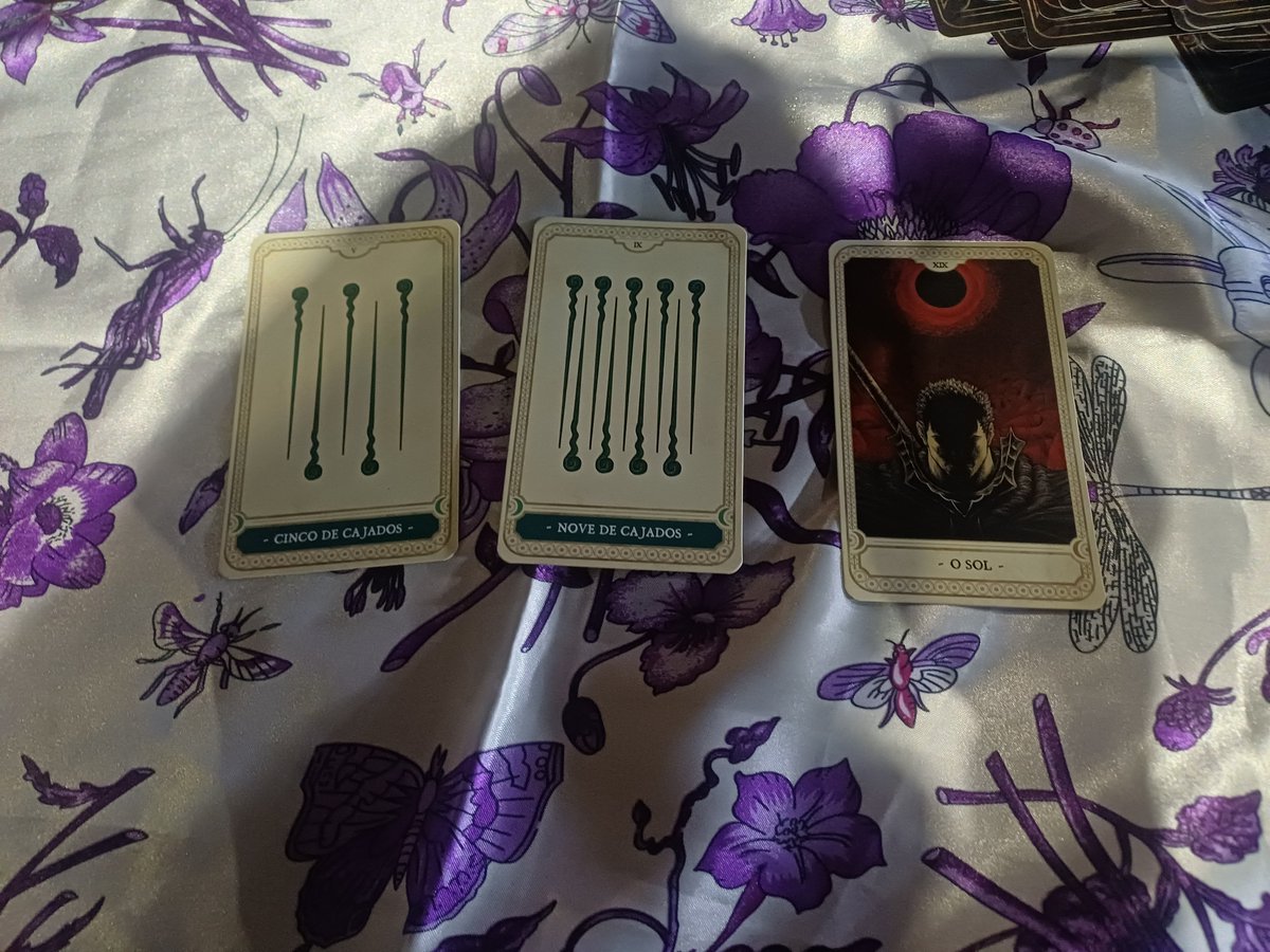 eterealotus's tweet photo. vim na praça tirar tarot com meus amores fiz uma pergunta boba de como vai ser meu próximo sexo e tomei um feche que saí chorando #nuncamais #tarottw https://t.co/6SHrpnIl94