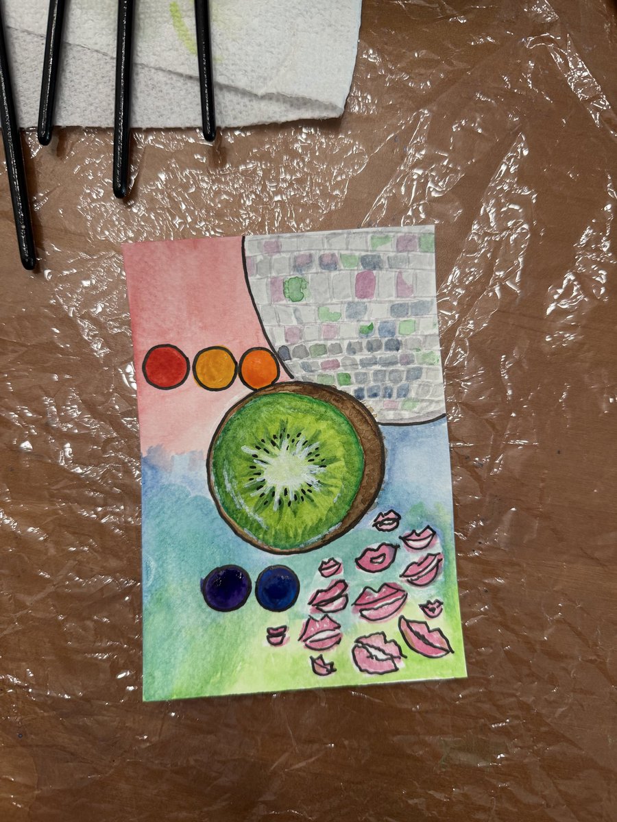 ElOhhEllie's tweet photo. If you’re one of the random people I am DMing about Harry concert tomorrow I haven’t used this in so long but just trying to help with an art project not creepy I promise 🫶 https://t.co/KpnM7o6icO