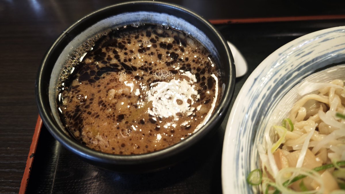 iwboo's tweet photo. 部分的には美人だなぁ…🥲
BUBU（ぶぶ）@茅ヶ崎

つけ麺五郎…って名前に変わったんだ、こなつけ麺。見た目はほぼ一緒だけど、辛子が入った揚げ玉がなくなってるかな？スープは酢が以前より効いてます。豚は結構濃いめ。甘さは控えめですが、豚と酢のバランスが絶妙ですね。麺は太麺やや縮れ。ネギ○ https://t.co/uHiscUiSPH