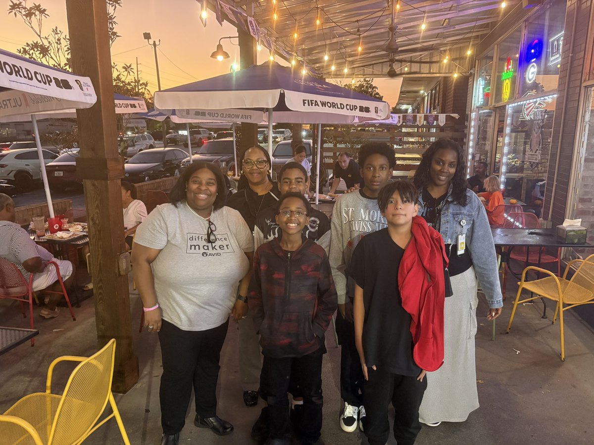 FirstLadyFree78's tweet photo. What an awesome turn out for our fundraiser at Sombreros Mexican Cantina. Special thank you to our parents, staff, and AVID AP @restored2112. @MWilson_PDWMS @EricaFox_EdD https://t.co/HLt6NXNTqb
