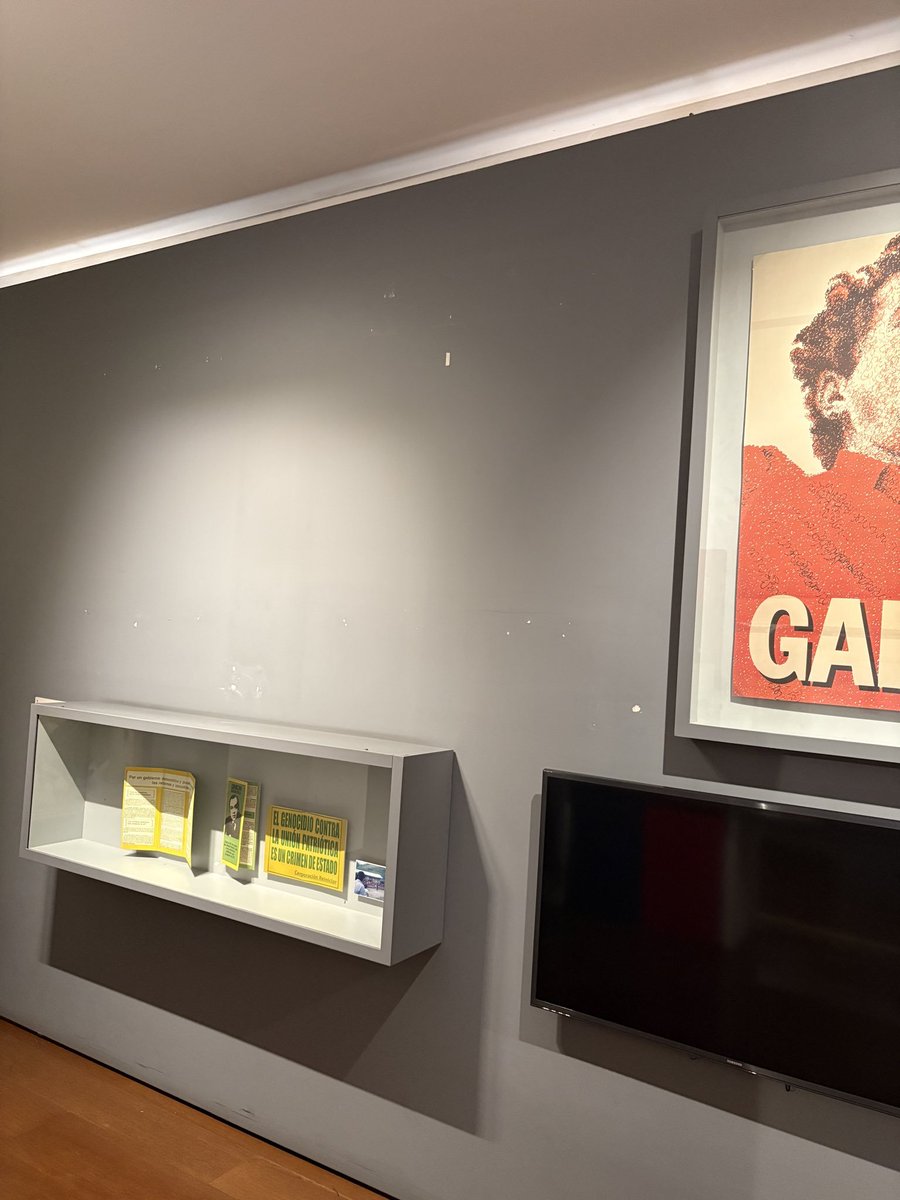 LuisaPoncas's tweet photo. En la mañana el presidente del país ordenó que unas imágenes del museo de la nación desaparecieran. En la tarde las imágenes ya no estaban. Si el @museonacionalco permite que su guión, curaduría y espacio sean violados, aceptémoslo: la institución ya estaba muerta, es un zombie. https://t.co/JZDVyY5rol