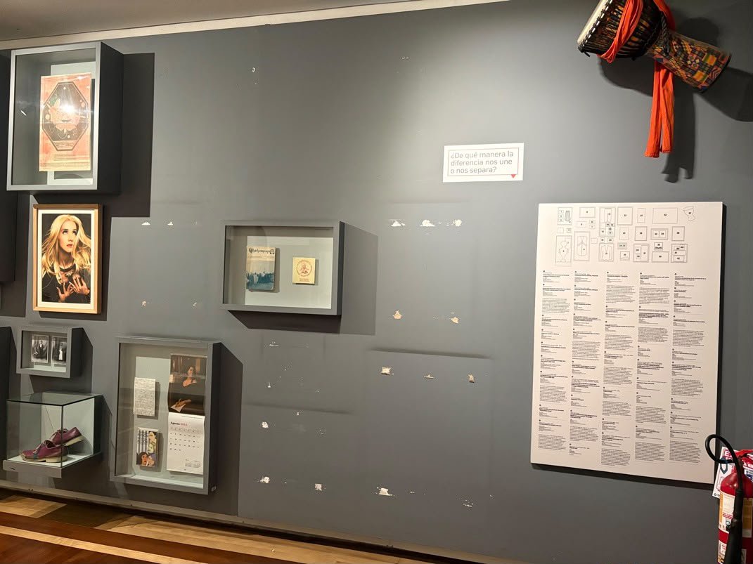 LuisaPoncas's tweet photo. En la mañana el presidente del país ordenó que unas imágenes del museo de la nación desaparecieran. En la tarde las imágenes ya no estaban. Si el @museonacionalco permite que su guión, curaduría y espacio sean violados, aceptémoslo: la institución ya estaba muerta, es un zombie. https://t.co/JZDVyY5rol