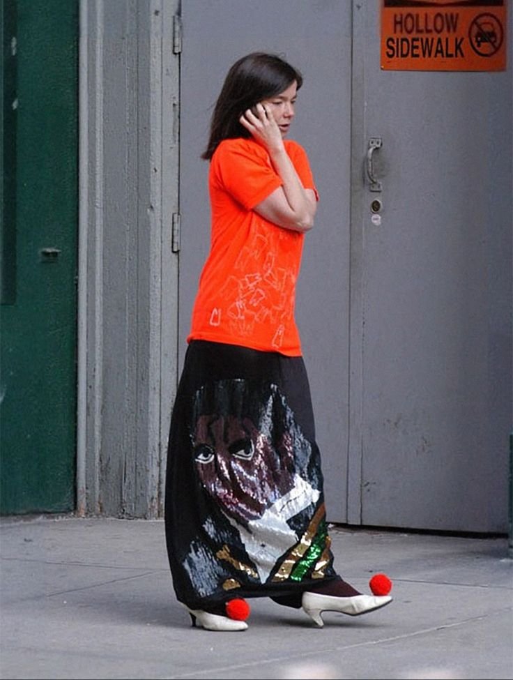 bjorkarchivee's tweet photo. Björk, 2004 https://t.co/ufJWDWUMCJ