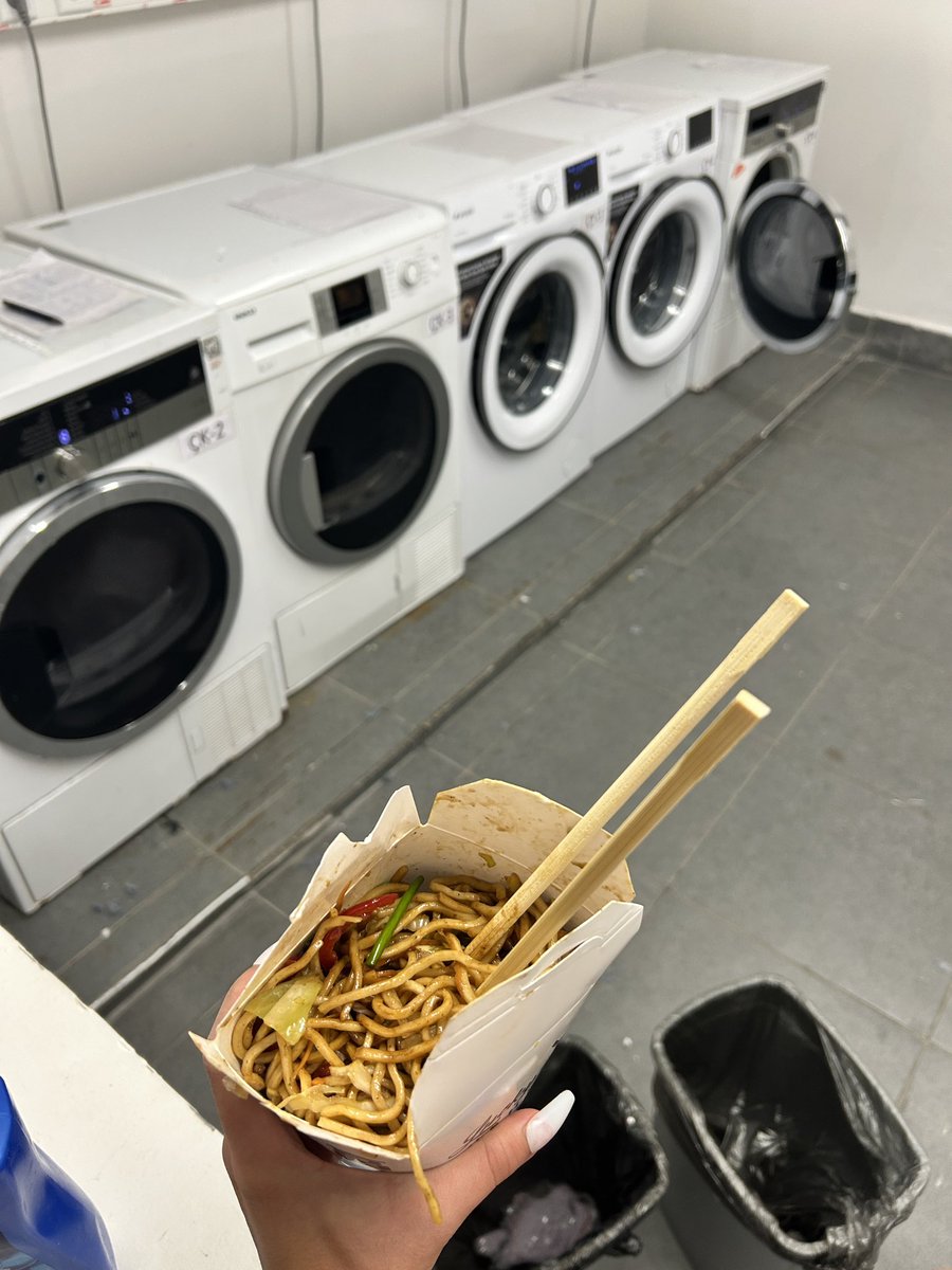 benazir98211's tweet photo. camasırhanede chinese takeout yiyorum amerikan filmlerindeki whimsical karakter olduk #peakgirlhoodexperience https://t.co/aDvwJJHKZI