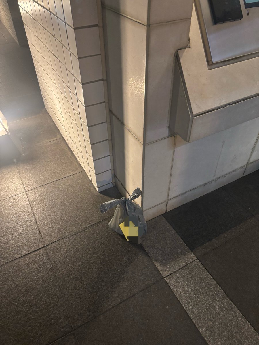 pu_22_uq's tweet photo. 昨日 、
マンション 玄関前置き配 なのに
インターホン 3分無反応、
メッセージも既読無し……
反応ないからもうこれは仕方ない……
親切心からエントランス自動ドア横に
「さくぺろ式置き配」したら
見事 バット👎付きました😆

💩激安単価のなか、12分も待てないので
👎付こうが別に構わないんですけどね……

アホらしい💩みたいな激安単価だとサービスもどんどん悪くなる可能性しかなく、こんな事になるんだよね……🥹

しかし、客もバット👎つける前に 自分の行動を見返せよ……
普通3分も無意味に待たされたら イラッとするだろ？
自分がされて嫌なことを人にするなって……親に教わったろ🥺？