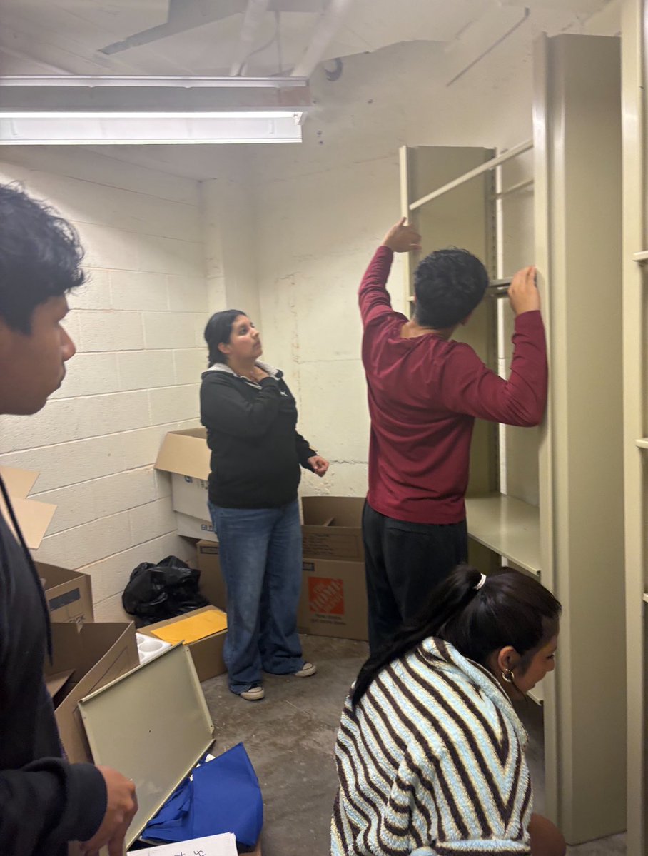HandleyInteract's tweet photo. Fixing and setting up closets 🛠️ https://t.co/N6W3aE5hLt