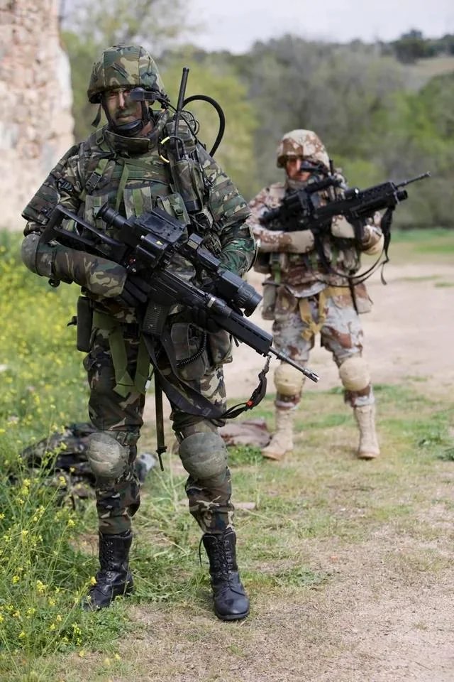 RogueWarrior47's tweet photo. The 90s to 2000s trend of cramming as much technology into a soldier as possible. https://t.co/7xdyIqpsTp