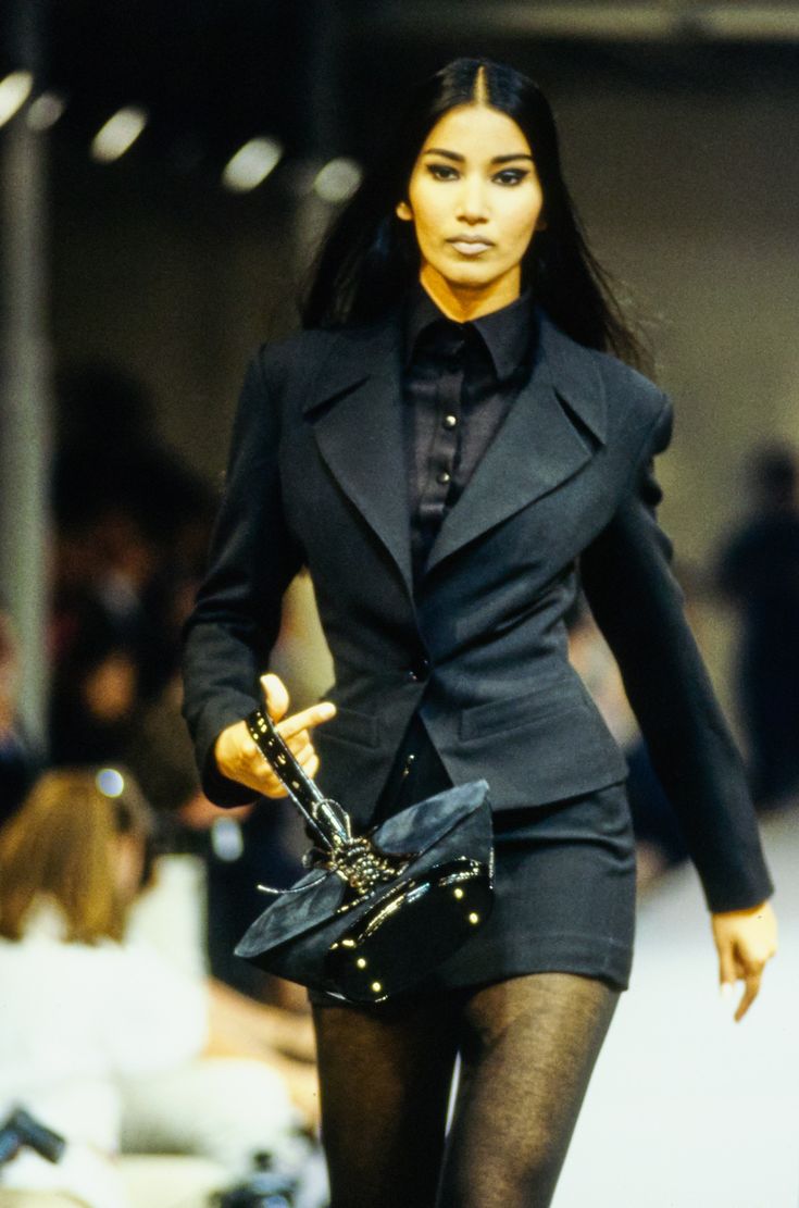 _ArchiveFashion's tweet photo. Azzedine Alaia - Fall 1990 RTW https://t.co/NG9S7mB6In