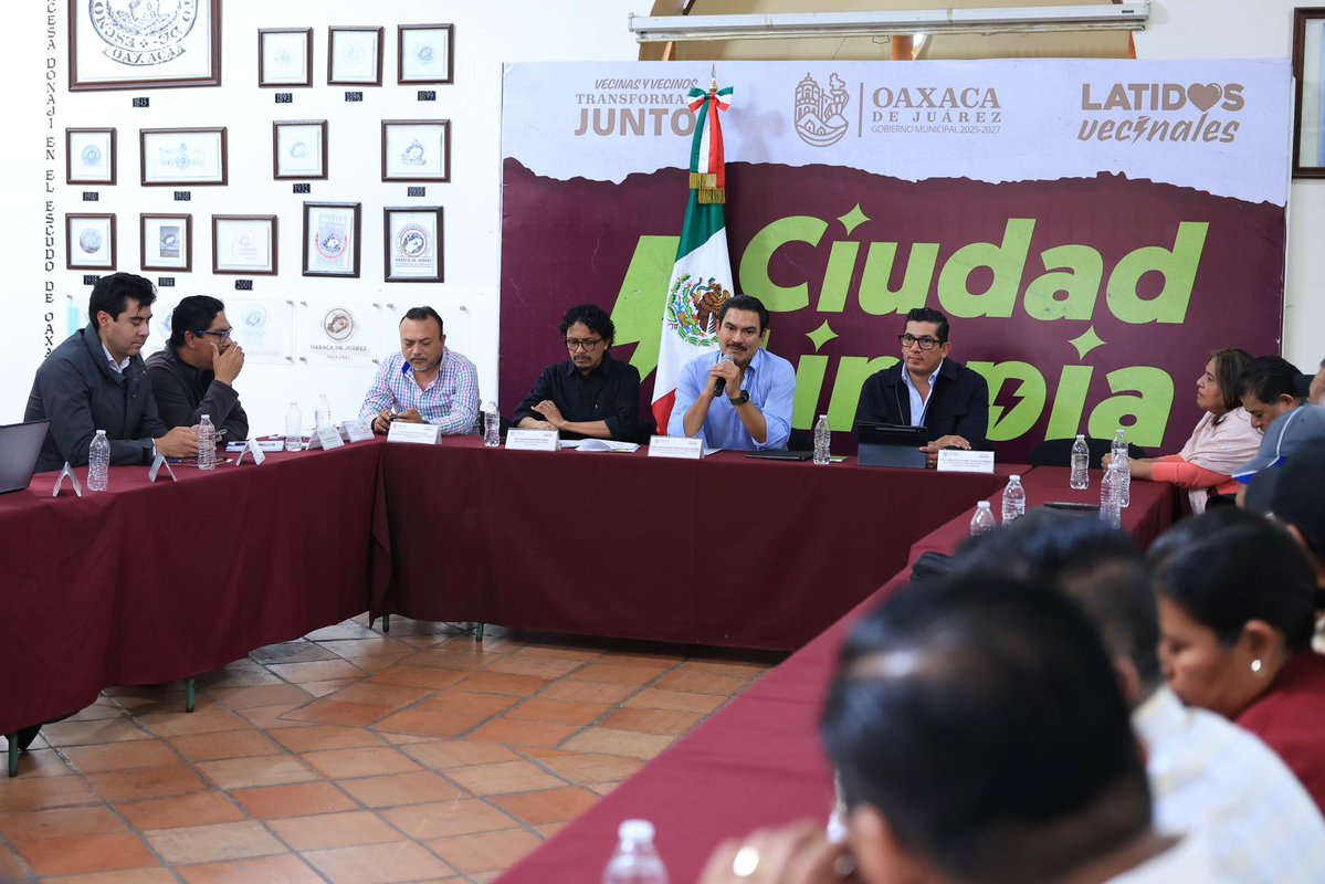 MunicipioOaxaca's tweet photo. 🏪 El Presidente Municipal @raychagoya se reunió con representantes de SEDATU y locatarios del Mercado de Abastos para escuchar sus necesidades y fortalecer la coordinación para su atención.

#VecinasYVecinos #TransformandoJuntosLaCapital #OaxacaDeJuárez https://t.co/7waWYXSvPv