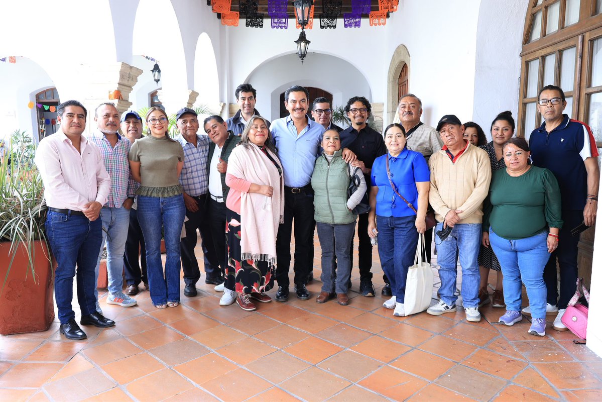 MunicipioOaxaca's tweet photo. 🏪 El Presidente Municipal @raychagoya se reunió con representantes de SEDATU y locatarios del Mercado de Abastos para escuchar sus necesidades y fortalecer la coordinación para su atención.

#VecinasYVecinos #TransformandoJuntosLaCapital #OaxacaDeJuárez https://t.co/7waWYXSvPv
