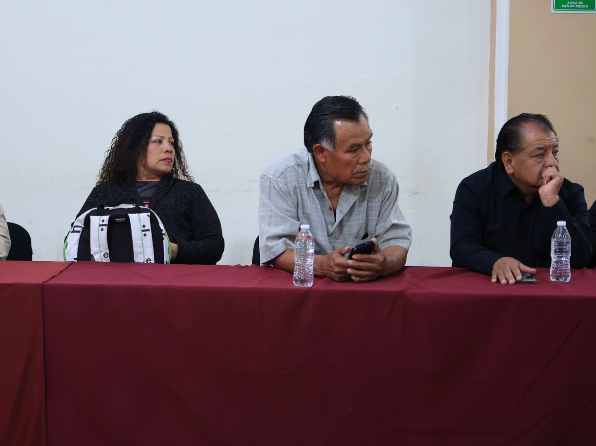 MunicipioOaxaca's tweet photo. 🏪 El Presidente Municipal @raychagoya se reunió con representantes de SEDATU y locatarios del Mercado de Abastos para escuchar sus necesidades y fortalecer la coordinación para su atención.

#VecinasYVecinos #TransformandoJuntosLaCapital #OaxacaDeJuárez https://t.co/7waWYXSvPv