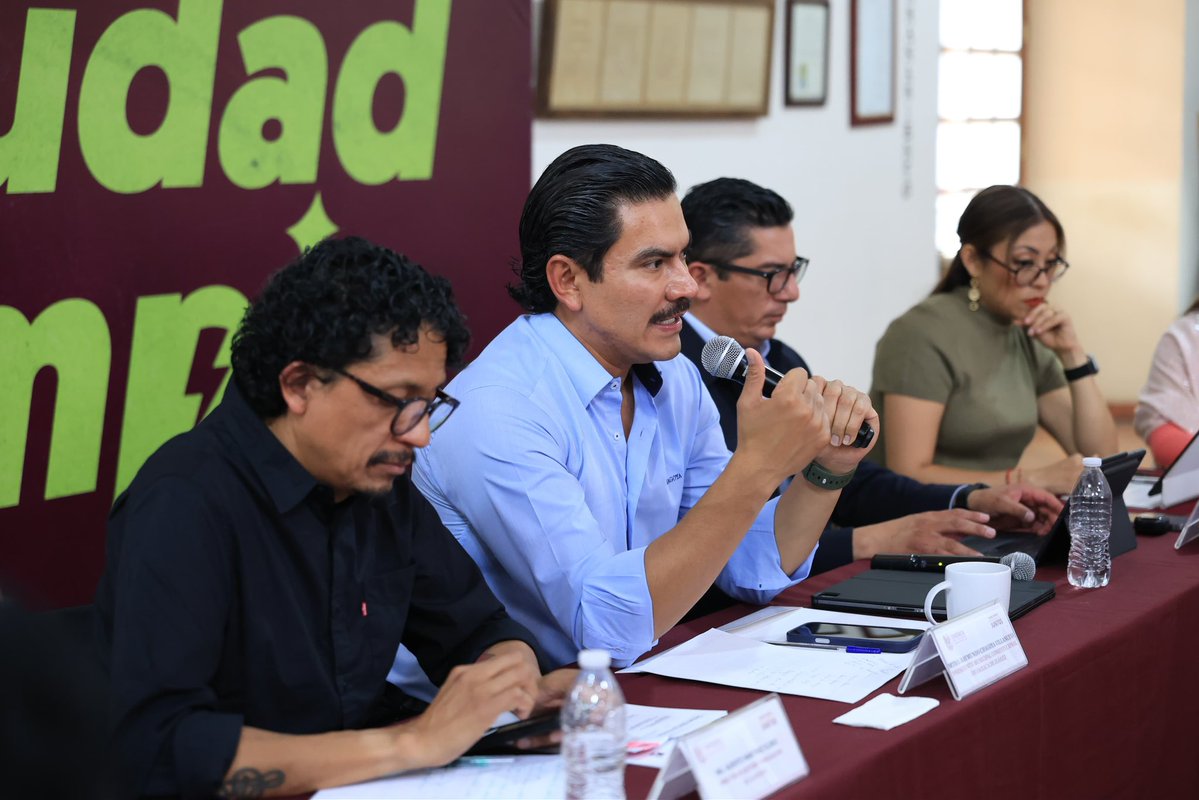 MunicipioOaxaca's tweet photo. 🏪 El Presidente Municipal @raychagoya se reunió con representantes de SEDATU y locatarios del Mercado de Abastos para escuchar sus necesidades y fortalecer la coordinación para su atención.

#VecinasYVecinos #TransformandoJuntosLaCapital #OaxacaDeJuárez https://t.co/7waWYXSvPv