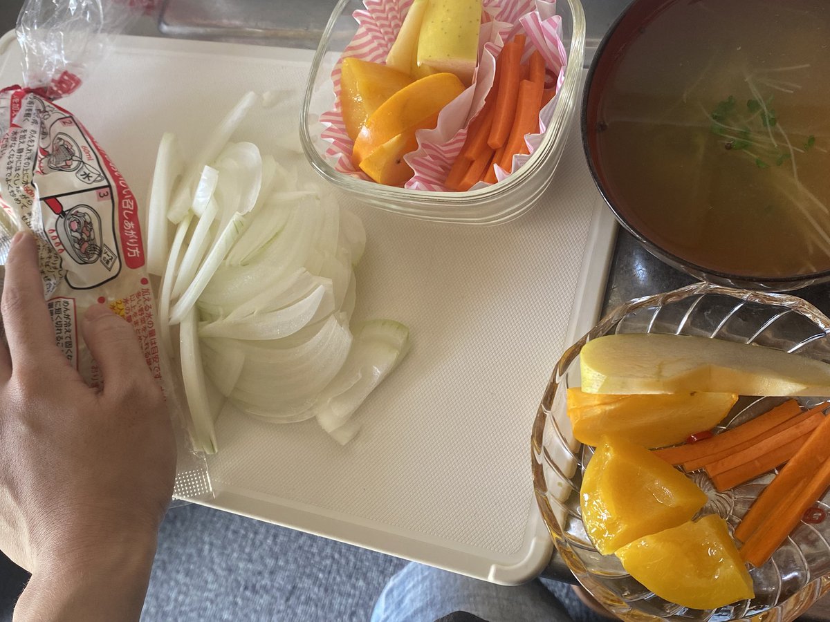_Naname75's tweet photo. モチベ。お弁当を作るついでに朝ご飯を用意する。お弁当の余りを朝ご飯にしてる感じ。
今ゆで卵煮えるの待ちながら、陽の当たるベランダに座って味噌汁飲んでるとこ。 https://t.co/YJEmoCV64R
