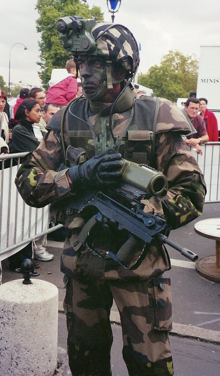 RogueWarrior47's tweet photo. The 90s to 2000s trend of cramming as much technology into a soldier as possible. https://t.co/7xdyIqpsTp
