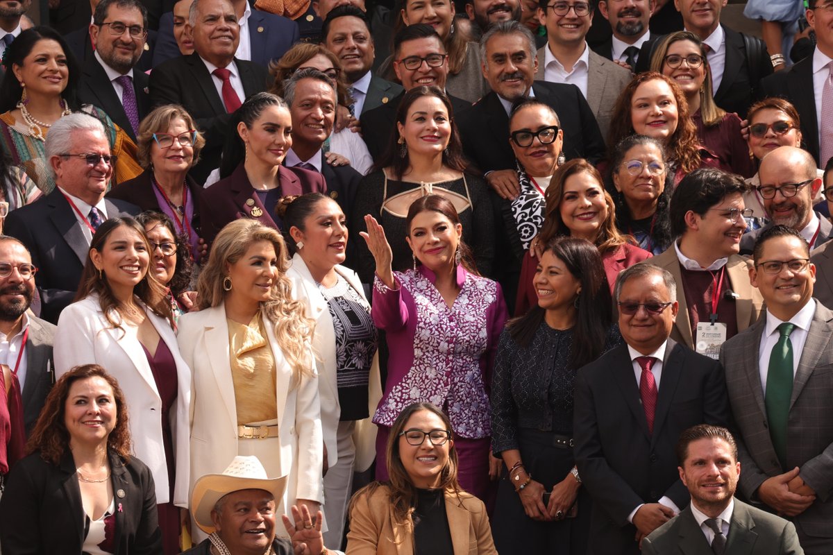 El_Chamuco's tweet photo. 🏙️ Durante su Segundo Informe, Clara Brugada anunció un banco público capitalino, un plantel de la UNAM para 20 mil estudiantes y una iniciativa de ley para regular las rentas.

También planteó construir 2 mil viviendas en renta para jóvenes y reportó avances en 82% de sus 113 compromisos.
https://t.co/wy8SVP7sMa
