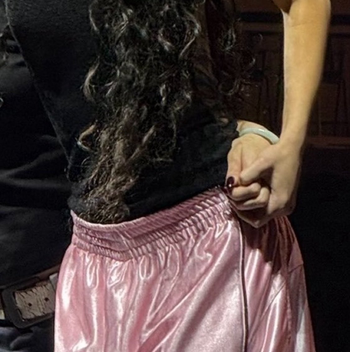 meiyokbff's tweet photo. megan’s hand placement and dani grabbing her hand #DELICIOUS https://t.co/4bxDFSsnGY