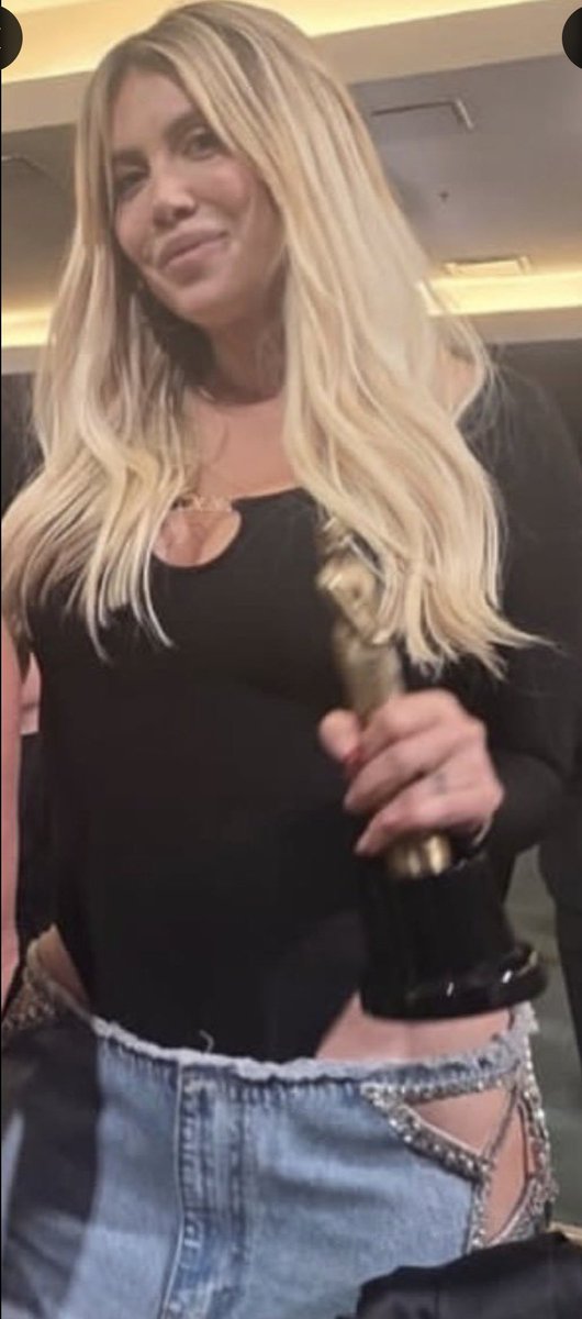 CoolCatNocturne's tweet photo. SE DIERON CUENTA DE ALGO? 
Apenas salió la noticia q EUGENIA SUAREZ estaba NOMINADA A LOS PREMIOS PRODU  por la excelente serie LA HIJA DEL FUEGO wanda salió a comprarse un MF por su "exito" viral FATBITCH del 2023? Ella siempre queriendo OPACARLA. 
NI VOLVIENDO A NACER PETERA. https://t.co/qaajFyQncN