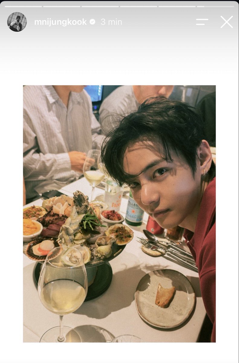 taeIepath_y's tweet photo. me cura muito lembrar que o jungkook disse que só ia postar oq ele gosta no instagram e que ia viver a vida do jeito dele e agora a gente vive assim https://t.co/viE45tZ3OH