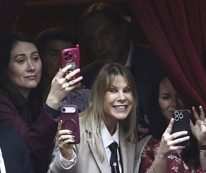 _Justicialista's tweet photo. Estos soretes que te mandan a trabajar son los que hoy no pusieron el culo en la silla para no dar quórum, siendo que ganan NUEVE MILLONES DE PESOS POR MES. 

Son uno LÚMPENES de la política. Bah, LÚMPENES DE LA VIDA. https://t.co/PxjGcak1de