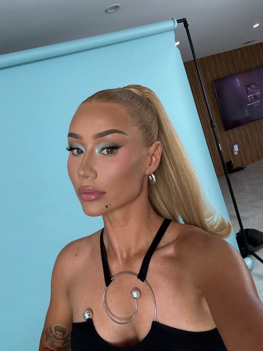 IGGYAZALEA's tweet photo. 💙💙 https://t.co/qBQsGFqV1E