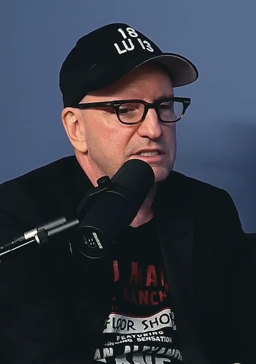 PlayReactor's tweet photo. 🚨 Steven Soderbergh ayudaria a Matt Reeves para terminar de filmar «THE BATMAN: PART 2».

«El objetivo aquí es trabajar con Matt y su equipo para generar material de rodaje que se integre perfectamente con lo que ya se ha filmado, de modo que Matt pueda terminar su película.» 🎞️ https://t.co/8nVPfRN7VN