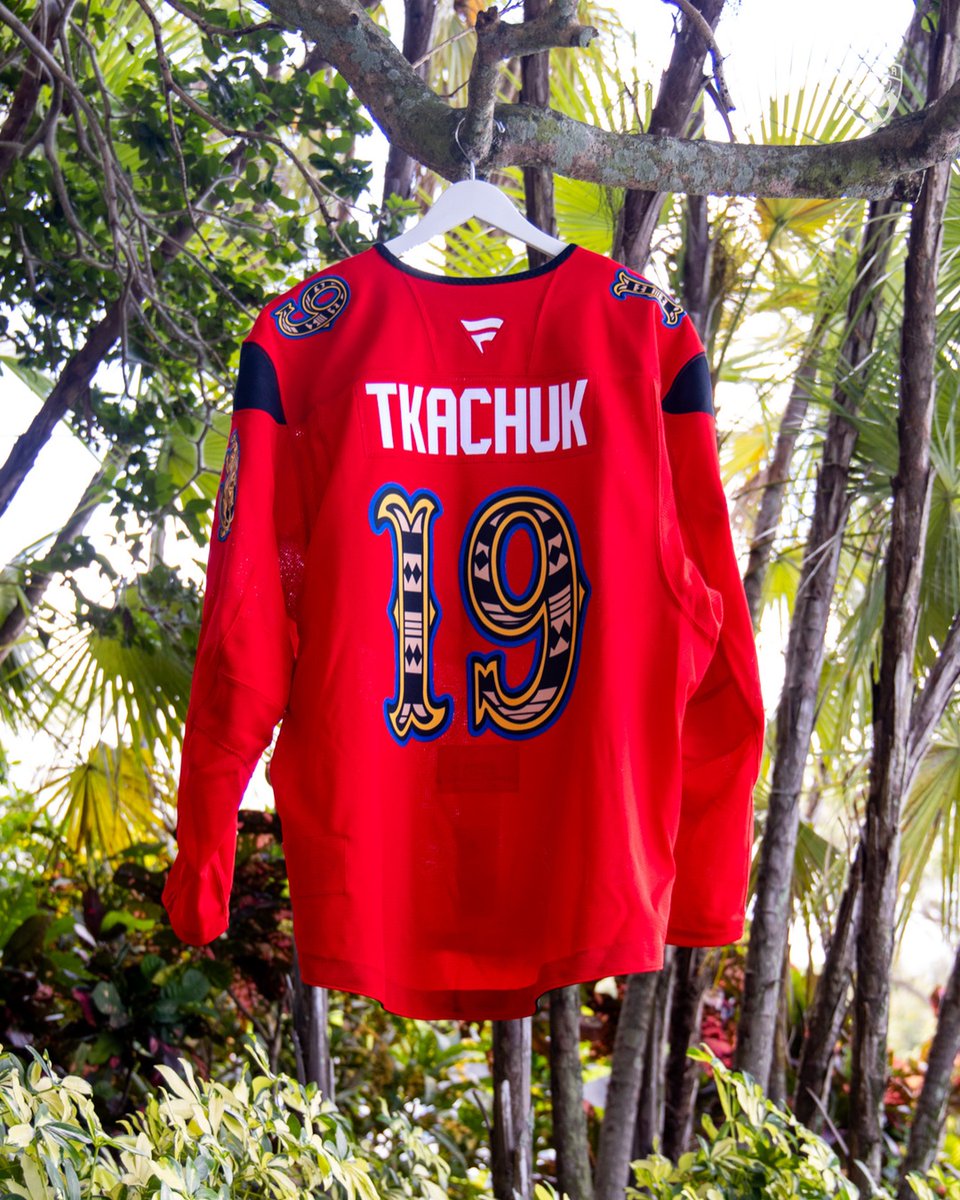 nhlespanol's tweet photo. Chequen esta joya de jersey creada para la primera noche de "¡Vamos Gatos!" diseñada por la artista local, Natalia Marin 🐆🔥

📷: @FlaPanthers https://t.co/Bpo5HKfj8S