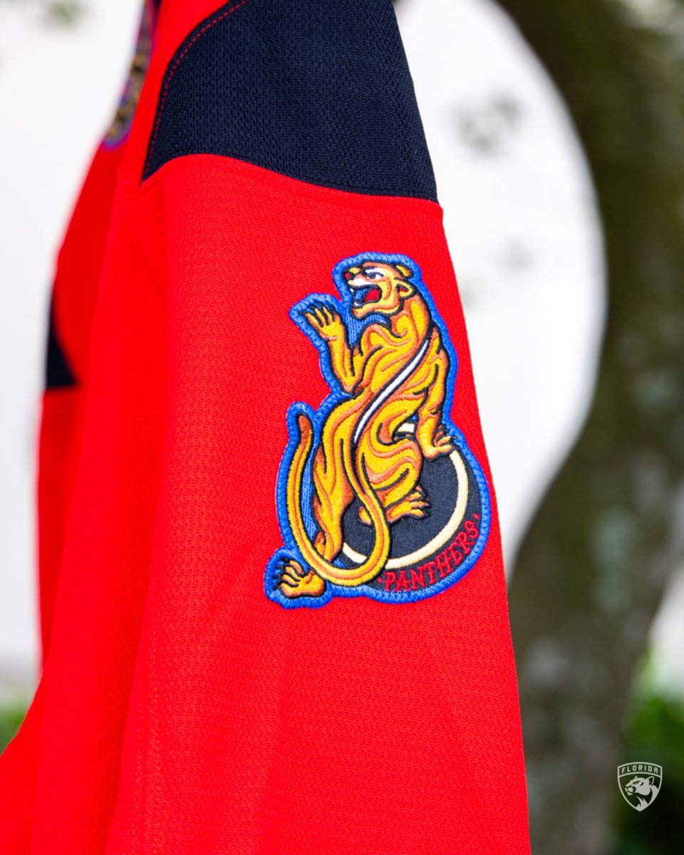 nhlespanol's tweet photo. Chequen esta joya de jersey creada para la primera noche de "¡Vamos Gatos!" diseñada por la artista local, Natalia Marin 🐆🔥

📷: @FlaPanthers https://t.co/Bpo5HKfj8S