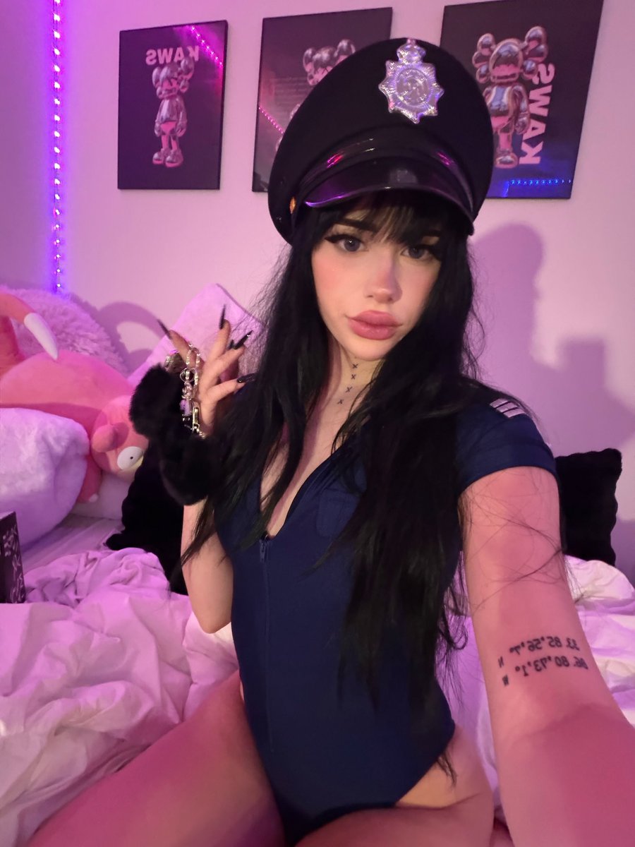 tieramadeulook's tweet photo. i’m arresting you right now 🚔🚨 https://t.co/eEY4ZlHHyq
