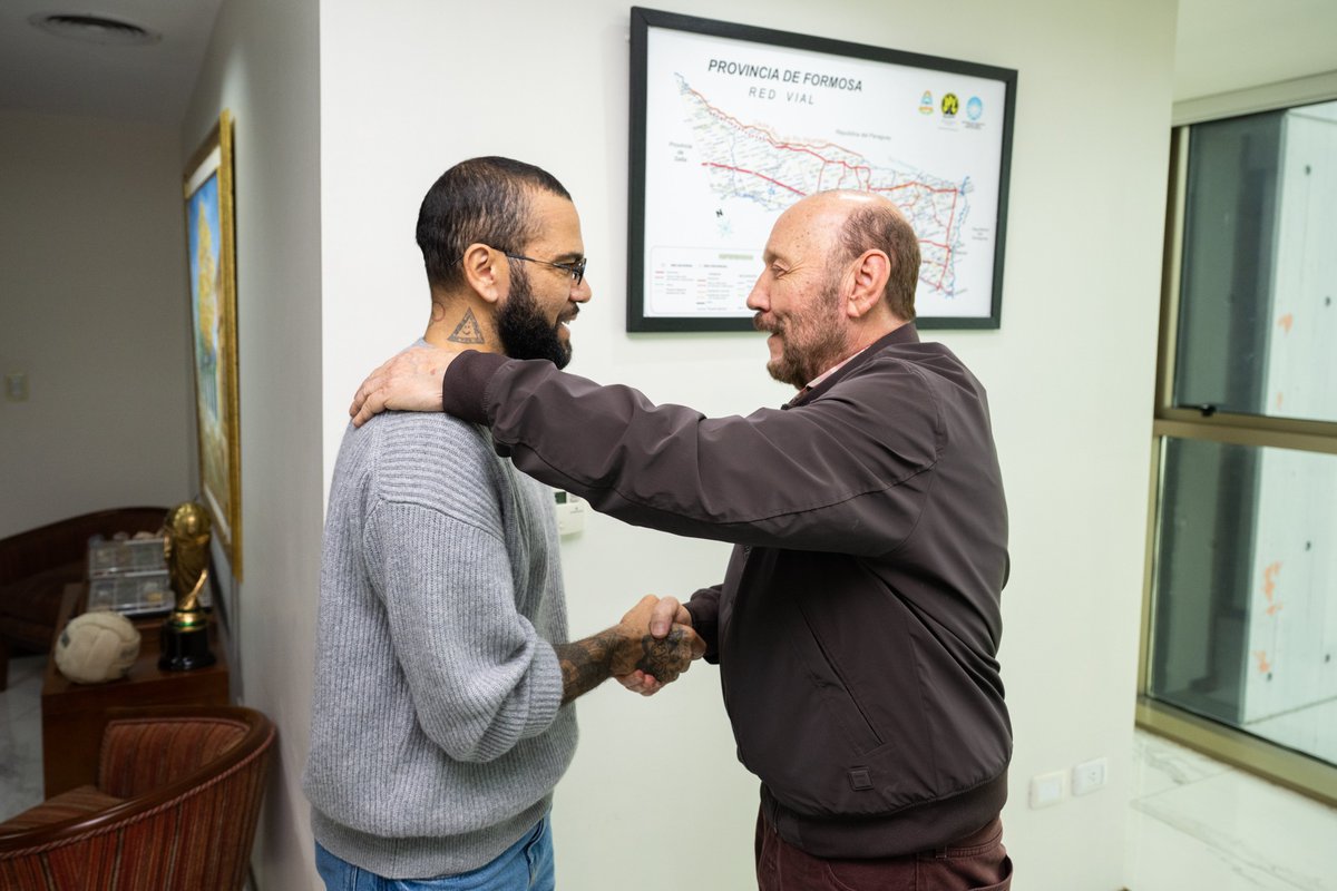 somoscorta's tweet photo. El gobernador de Formosa, Gildo Insfrán, se reunió con el exfutbolista Dani Alves y otros pastores evangélicos de Brasil.

https://t.co/ASi4qayayS https://t.co/eI7FBu3TPR