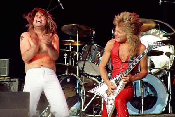 LatidosDePasion's tweet photo. El 19 de marzo de 1982, Ozzy Osbourne se despertó en su cama del autobús de gira en Leesburg, Florida, y descubrió que el mundo había perdido su color. 

El hombre que lo había rescatado del abismo, que lo había devuelto a los escenarios cuando todos lo daban por muerto, ya no estaba. 

Randy Rhoads tenía 25 años. Para entender el golpe, hay que entender lo que Randy significaba para Ozzy. 

Tres años antes, en 1979, Ozzy estaba en el fondo del pozo. Black Sabbath lo había expulsado por sus adicciones, su matrimonio se desmoronaba, y el Príncipe de las Tinieblas vivía encerrado en un hotel de Los Ángeles, bebiendo hasta perder la conciencia y convencido de que su carrera había terminado para siempre.

Sharon Arden, la hija de su mánager, insistió en que conociera a un chico de 22 años que tocaba en una banda llamada Quiet Riot. 

Ozzy, borracho y deprimido, accedió a regañadientes. Randy llegó a la audición con su guitarra blanca Les Paul Custom y empezó a tocar escalas clásicas que Ozzy nunca había escuchado en el rock. 

Bach, Paganini, Mozart, fusionados con la distorsión del metal.Ozzy se quedó helado. "Este tío es un puto genio", pensó.

Pero Randy no era solo un guitarrista virtuoso. Era un alma noble que no bebía, no se drogaba, y que se tomaba la música tan en serio que estudiaba guitarra clásica entre conciertos. 

Mientras el resto de la banda se emborrachaba en los camerinos, Randy estaba en el autobús con un profesor particular, aprendiendo a tocar piezas de Sor y Tárrega. 

Era el antídoto perfecto para el caos de Ozzy.Juntos grabaron Blizzard of Ozz (1980) y Diary of a Madman (1981), dos discos que redefinieron el metal y catapultaron a Ozzy de vuelta a la cima. 

Canciones como "Crazy Train", "Mr. Crowley" y "Flying High Again" se convirtieron en himnos, y los solos de Randy (con su tapping, sus arpegios clásicos y su vibrato único) se estudiaban en todas las escuelas de guitarra del mundo.

Pero Randy estaba agotado. La vida de giras interminables, los excesos de Ozzy, y la presión de ser "el salvador" del Príncipe de las Tinieblas lo estaban consumiendo. 

En privado, le dijo a Ozzy que quería dejar la banda después de la gira de 1982 para dedicarse a la guitarra clásica en la universidad. 

Ozzy, egoísta como siempre, le pidió que se quedara "solo un año más".

El 19 de marzo de 1982, la banda tenía el día libre en Leesburg, Florida. El conductor del autobús, Andrew Aycock, que también era piloto amateur, decidió sacar un Beechcraft Bonanza del hangar para dar vueltas sobre la ciudad. 

Primero llevó al tour manager. Luego volvió y le ofreció a Randy dar una vuelta. Randy, que odiaba volar, aceptó a regañadientes porque no quería parecer cobarde delante de los demás...