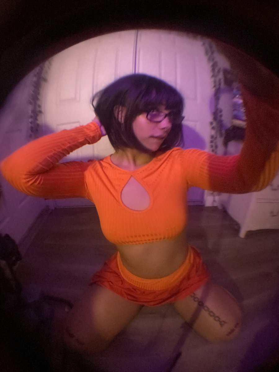 222shy4you's tweet photo. velma or daphne? https://t.co/kYpa6iV1Yz