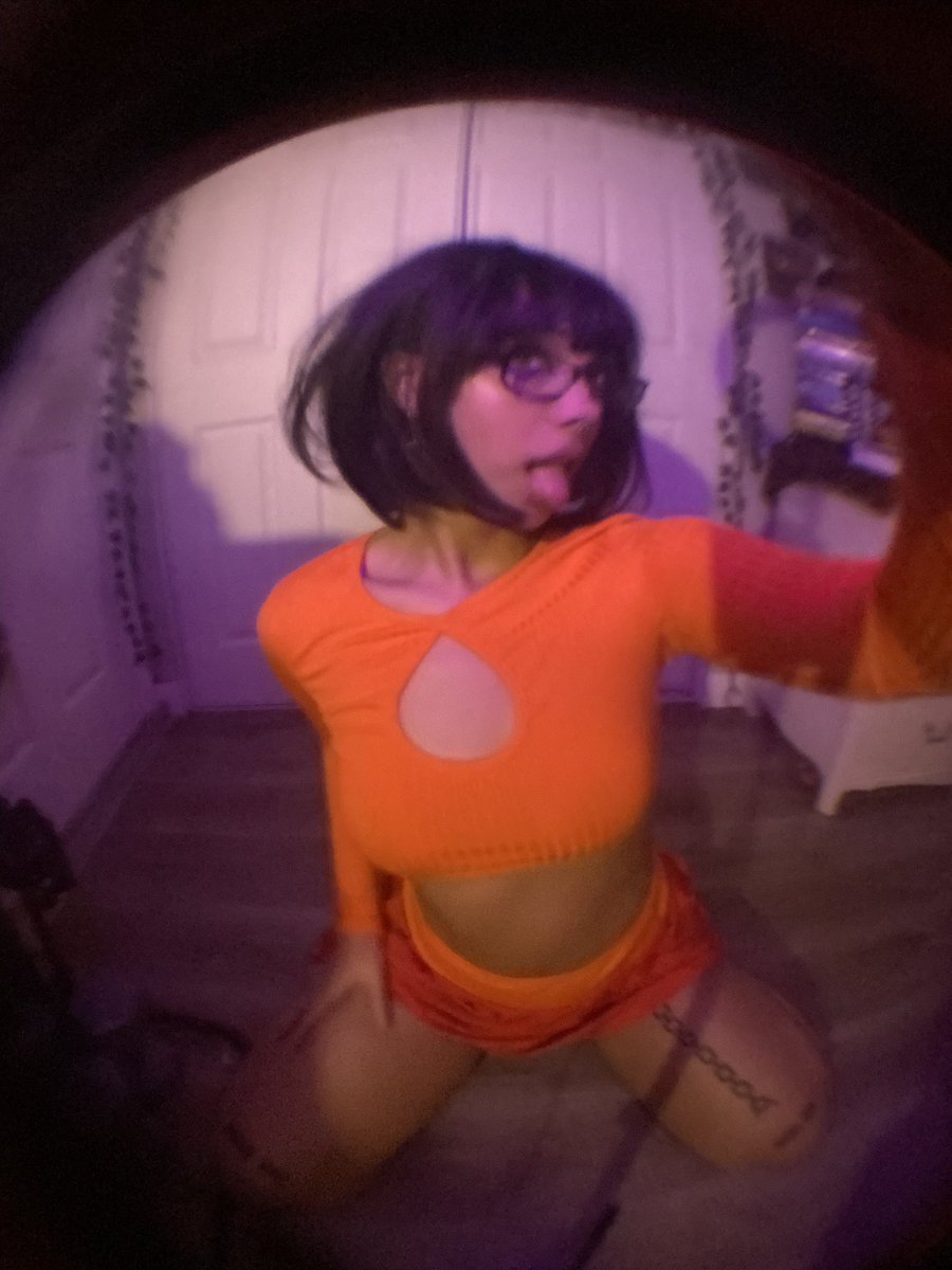 222shy4you's tweet photo. velma or daphne? https://t.co/kYpa6iV1Yz
