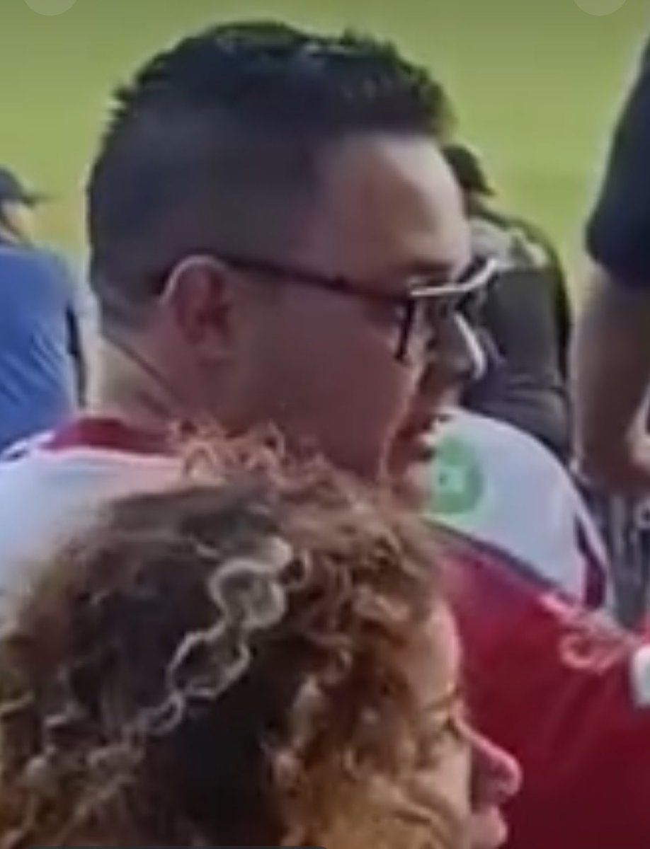 criticolombia4's tweet photo. Todos hablan de la vieja pero nadie habla de este hp que también humilló al muchacho por un al estadio en chanclas. Twiter has tu magia! https://t.co/7ruT7fC62X