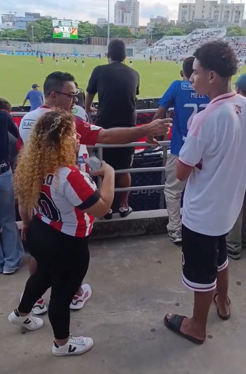 criticolombia4's tweet photo. Todos hablan de la vieja pero nadie habla de este hp que también humilló al muchacho por un al estadio en chanclas. Twiter has tu magia! https://t.co/7ruT7fC62X