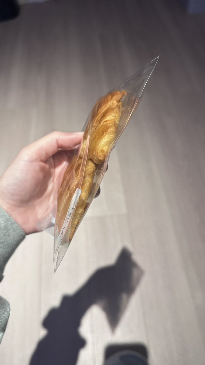 Az56Mer's tweet photo. 小麦さんのお陰様で😸

最近パン屋で、こういう潰されたクロワッサンが流行ってるらしいけどw
小麦、ありがとう？？？ https://t.co/80Cc2EQ7Vh