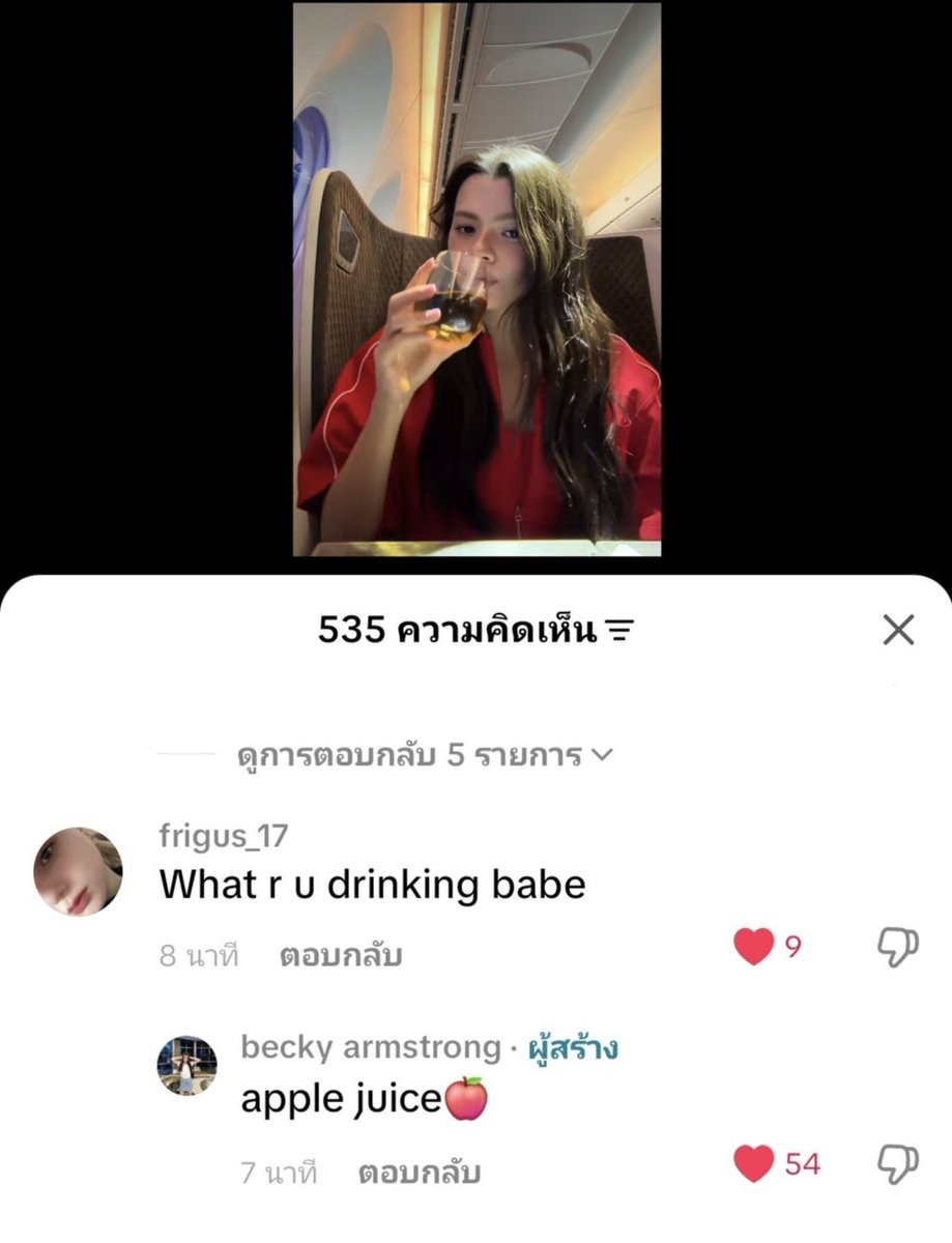 acervofreenbeck's tweet photo. POV: a garota sentada ao seu lado. 🍎❤️

🗣: “O que você está bebendo, babe?” (comentário)

🪽: “Suco de maçã.” (comentário)

Por algum motivo, não importa para onde vamos, sempre voltamos à estaca zero. E a estação zero é que a garota que se senta ao lado dela no avião, com um suco de maçã, é a garota dela.

🌷: “Por que você bebeu a minha bebida?” *Suco de maçã*

🪽: “Achei que você não tinha visto...”

🌷: “Eu vi, sim.”

🪽: “Eu estava bebendo e aí olhei para você.”

🌷: “Por que você é tão dissimulada?”

🪽: “Vou continuar sendo assim para sempre.”

🌷: “Sim, durma menos, né? Tá bom, pode beber.”

🪽: “Alguém não bebe mais…”

🌷: “E ainda continua bebendo no meu copo.”

Seria mais um movimento sutil da nossa Ginger Becky ou apenas uma coincidência da vida? 👀🫚