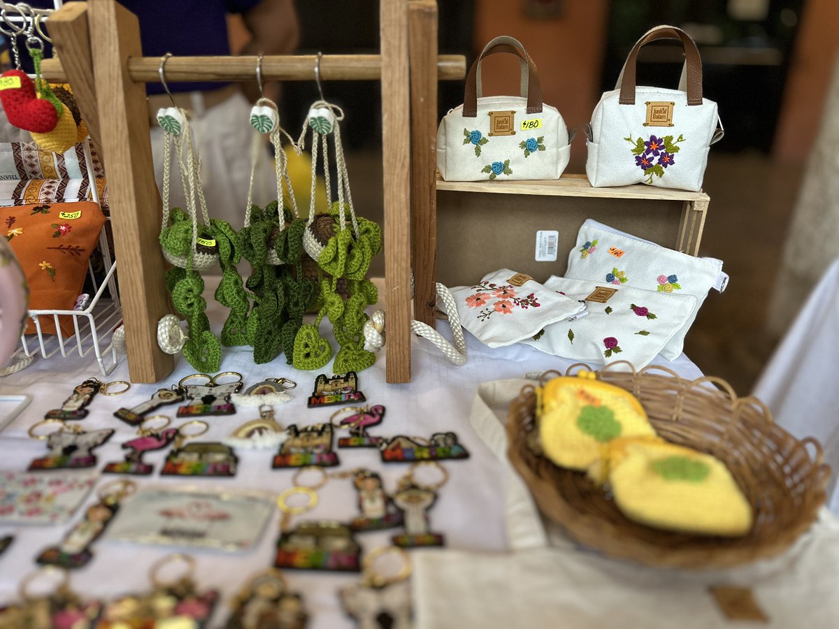 IMujerMerida's tweet photo. 🛍️🙋🏽‍♀️✨ ¡Una edición más de “Bazarita: Aliadas para Emprender”!

En los bajos del Palacio Municipal de Mérida, disfrutamos de un espacio de comercialización  donde las mujeres emprendedoras compartieron su talento, creatividad y productos. https://t.co/X8tSpkXCpG