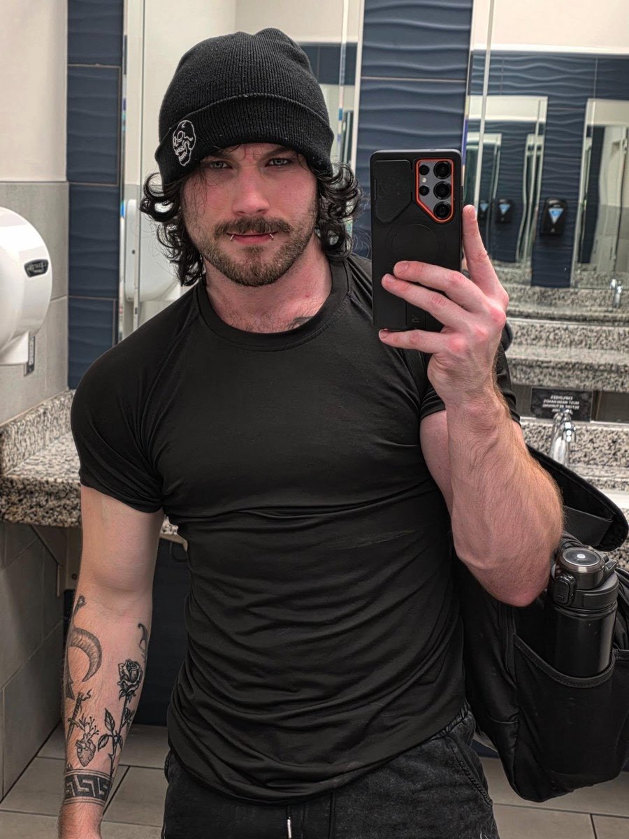 Irregularitive's tweet photo. We make eye contact at the gym, what happens next? https://t.co/zR6S70IRGK