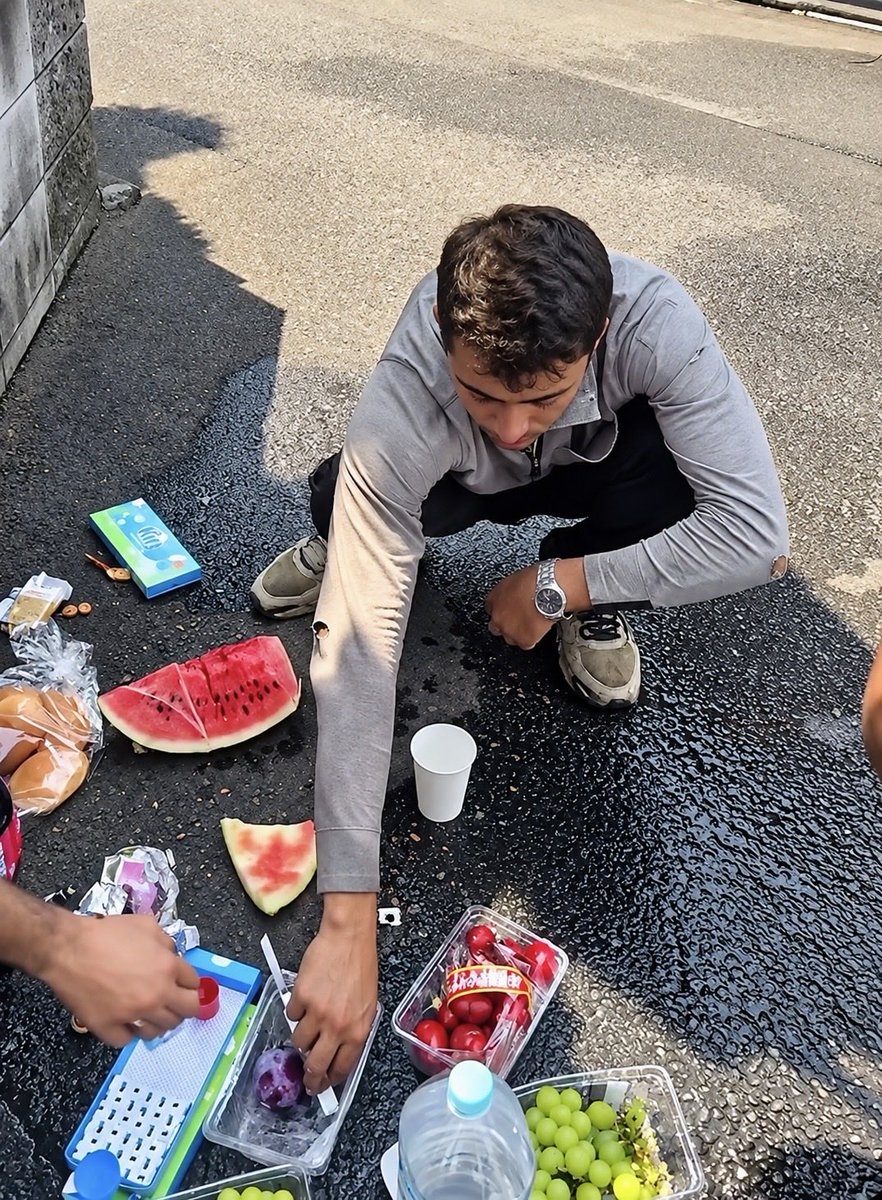 hotahotasa45082's tweet photo. 日本の路地で白昼堂々と食事をする外国人。しかも刃物を使っている

外国人の文化や習慣を尊重しようってさ、こうした行為まで容認しろというの？

日本には日本の暮らし方があって、守ってきた生活環境がある
私は、それを犠牲にしてまで、異なる文化や習慣を受け入れる必要があるとは到底思えない

多文化共生に関する方針は、全47都道府県で策定されているが、国民が本当に望んでいるかくらい国は確認しろ

注：写真はAIで画質を強化しています