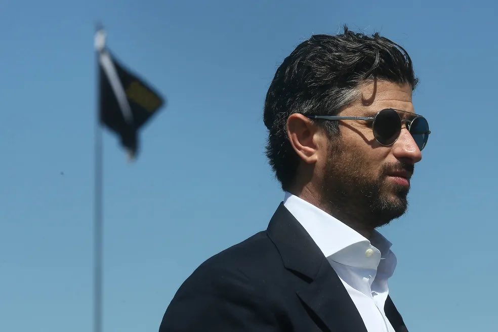 futebol_info's tweet photo. 🚨 Josh Wander, fundador e ex-CEO da 777 Partners, se declara culpado em esquema de fraude de mais de 500 MILHÕES DE DÓLARES (R$ 2,5 BILHÕES)

O empresário admitiu os crimes hoje, na Justiça dos Estados Unidos. Ele usava dinheiro de credores para bancar compras da 777, incluindo investimentos em clubes.

Para conseguir o dinheiro e esconder a fraude, oferecia garantias que a 777 não tinha e mandava falsificar extratos bancários.

Wander concordou em entregar à Justiça pelo menos US$ 500 milhões. A pena será definida em 1º de março de 2027. Cada crime prevê até 20 anos de prisão, totalizando 40 ANOS.

🗞️ Departamento de Justiça dos EUA
📸 Daniel Ramalho/CRVG