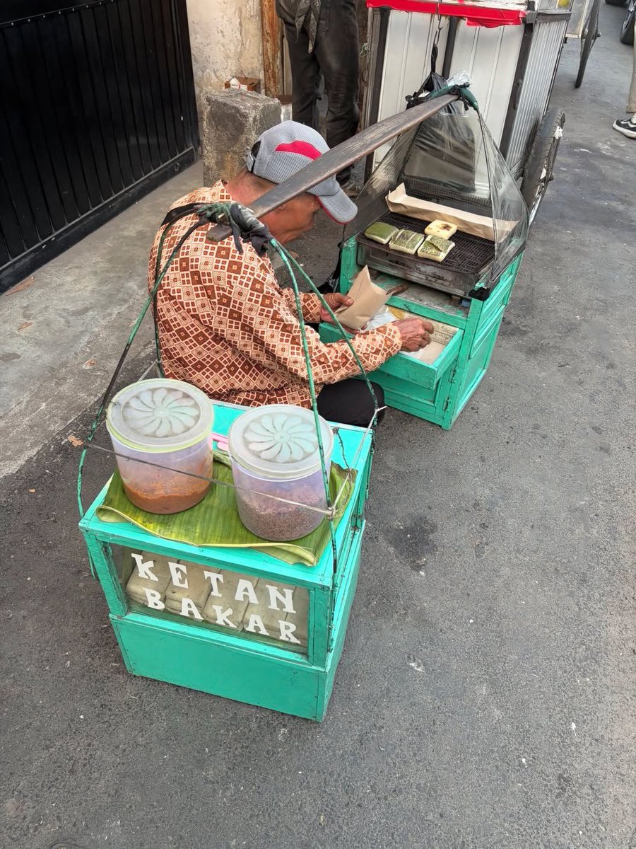 mamahmuda1_'s tweet photo. Kakek jualan udh gemeteran tangannya, suara nya juga yaampun ga tega😢
Lariskan dagangan kakek ini ya Allah.. 
Aamiin allahumma aamiin🥺💔
Siapapun yg tinggal di daerah Pasir Salam (dpn indomaret) Buah Batu , Bandung bantu yaaa🤩 https://t.co/3qGkGBsqXQ