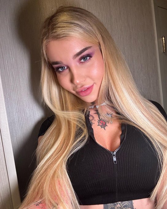 Sandralampcklt's tweet photo. No lying allowed, boys 😌🏳️‍⚧️ I’m trans… so tell me, am I pretty? 💕 https://t.co/85pdvcByR1