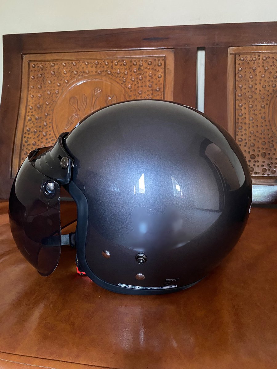 pqimaq's tweet photo. wts preloved helm cargloss ukuran L. dipake sekali buat nyoba, dijual krn kekecilan. 250k dom sda/mlg. #zonauangㅤ https://t.co/1s17mEmQsE